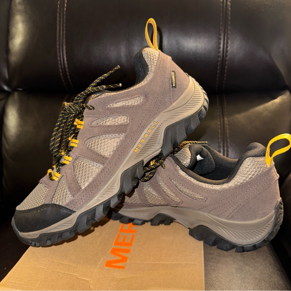 Merrell Oakcreek WP Hiking Shoes Mens Size 9.5 Color Brown  Espresso  New In Box
